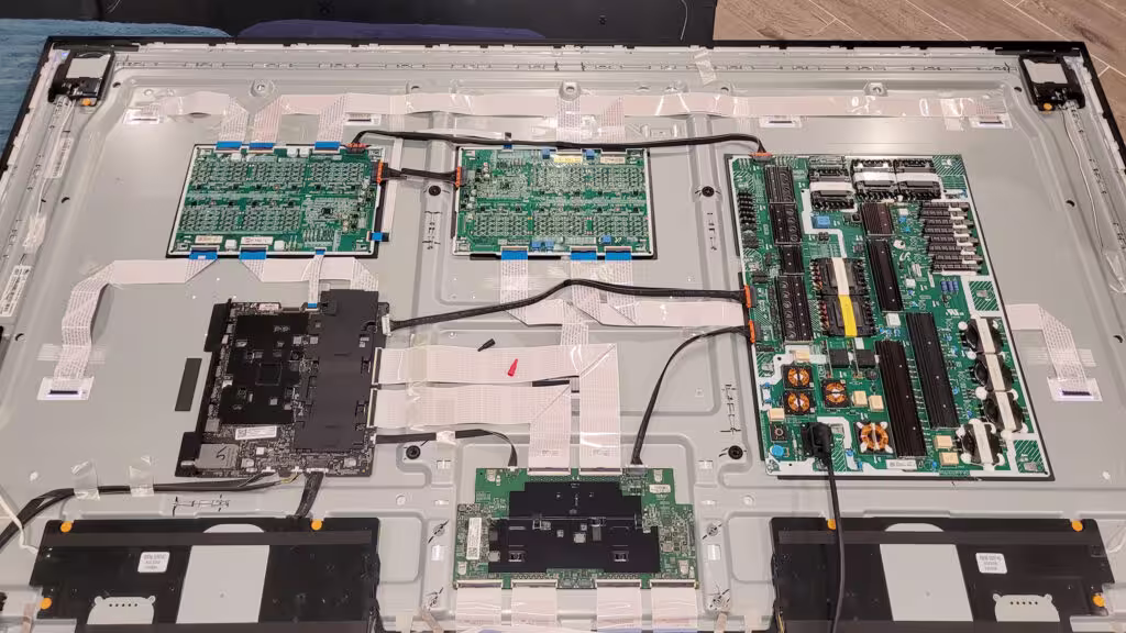 Técnico realizando conserto em uma TV Samsung QLED em Curitiba