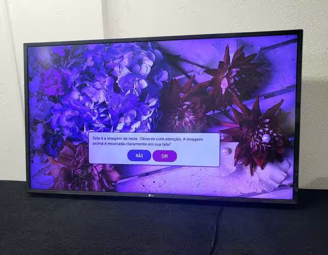 TV LG com imagem azulada antes do conserto em Curitiba